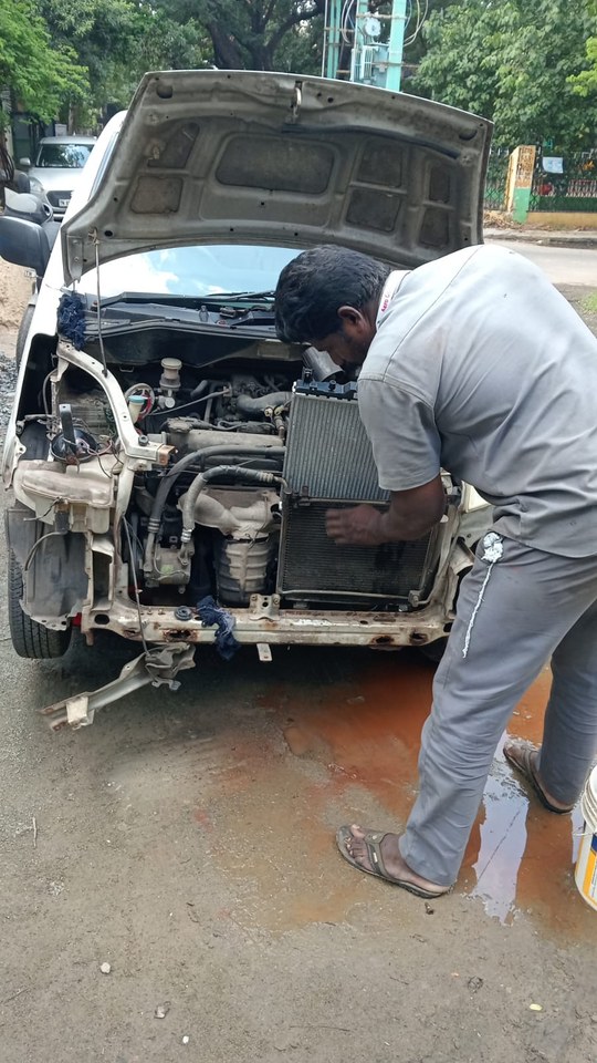 Technician carrying out body repair work on a vehicle in the ACEIPL workshop